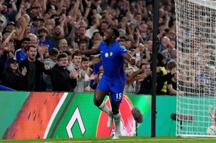 Welbeck ghi bàn cho Chelsea.