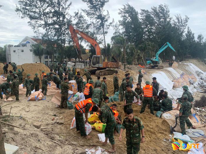 Cán bộ, chiến sĩ Bộ Chỉ huy Quân sự thành phố tham gia giúp dân phòng chống, khắc phục hậu quả thiên tai. Ảnh: MINH DŨNG