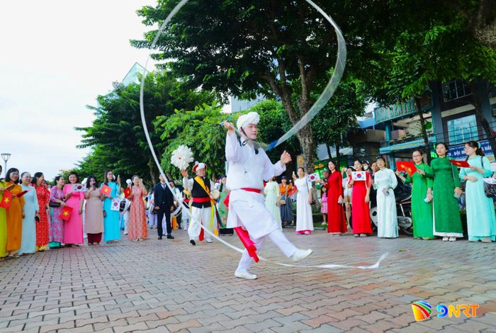 Các nghệ sĩ Hàn Quốc biểu diễn tại phố đi bộ Bạch Đằng (phường Hải Châu) trong khuôn khổ lễ hội Việt Nam - Hàn Quốc thành phố Đà Nẵng năm 2026. Ảnh: NGỌC QUỐC