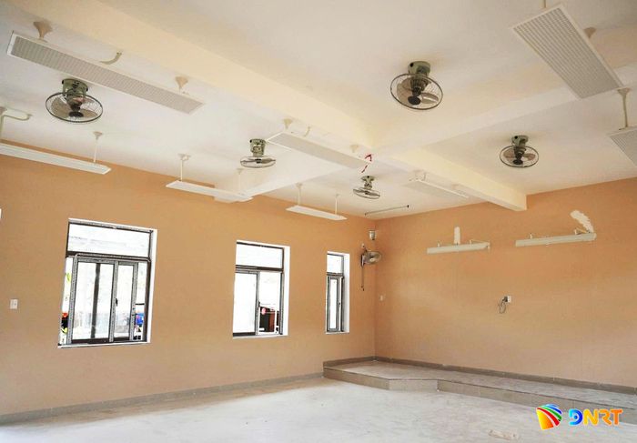 Trang thiết bị điện đã được lắp đặt tại khu vực phòng học. Ảnh chụp ở công trình trường Avương ngày 26/8/2026. Ảnh: HIỀN THÚY