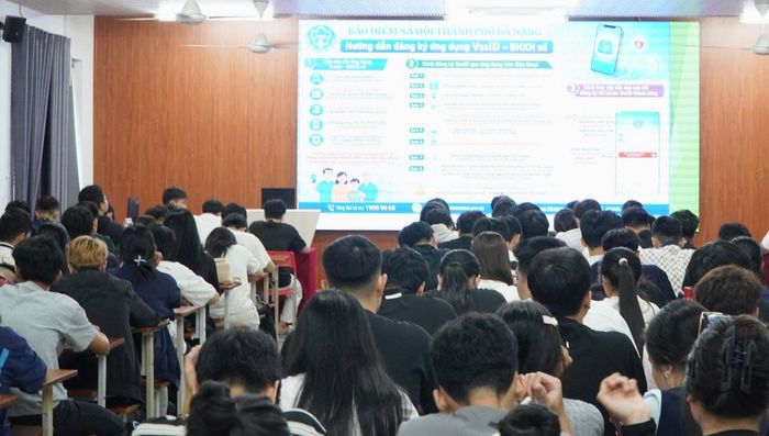 Bảo hiểm xã hội thành phố phối hợp với Trường Đại học Kiến trúc Đà Nẵng tổ chức buổi tuyên truyền về Luật BHXH, chính sách BHYT học sinh sinh viên cho các sinh viên của trường vào ngày 26/8. Ảnh: DIỆP NHƯ