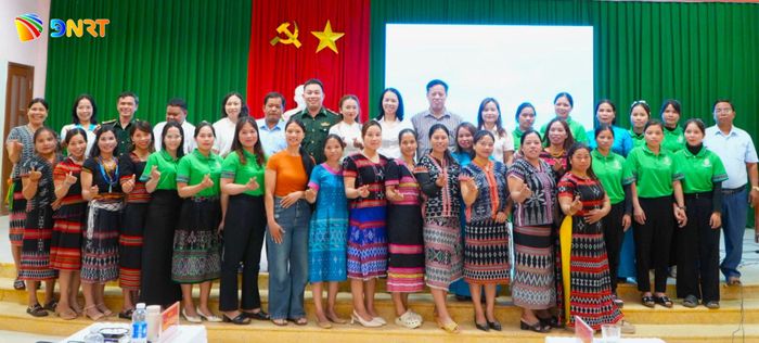 Hội Liên hiệp Phụ nữ thành phố hỗ trợ phụ nữ xã Hùng Sơn tham gia tổ liên kết làm chổi đót. Ảnh: XUÂN ĐÔNG