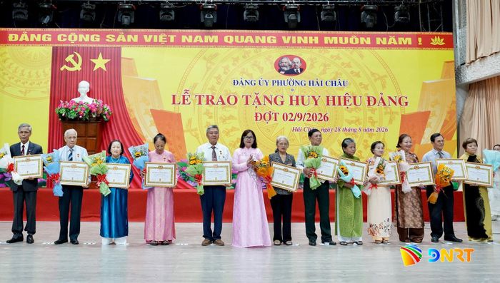 Đảng ủy phường Hải Châu tổ chức trao tặng Huy hiệu Đảng đợt 2/9 cho các đảng viên. Ảnh: T.CÔNG