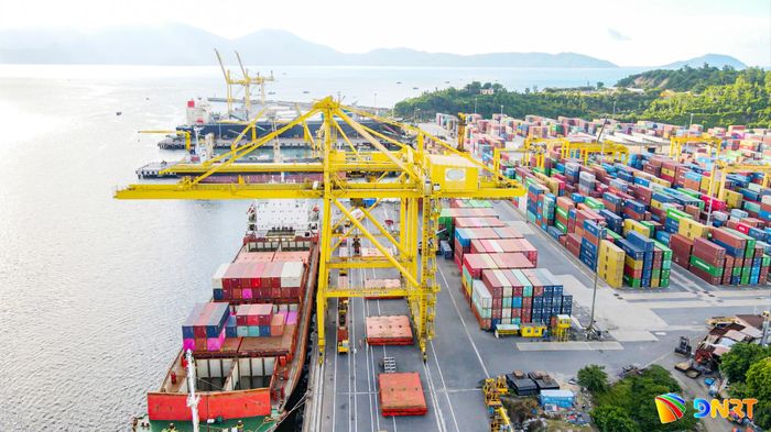 Bốc xếp hàng ở Cảng Tiên Sa.