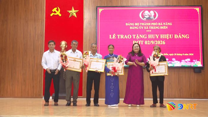 Các đảng viên được nhận Huy hiệu 45 năm tuổi Đảng. Ảnh: GIANG BIÊN