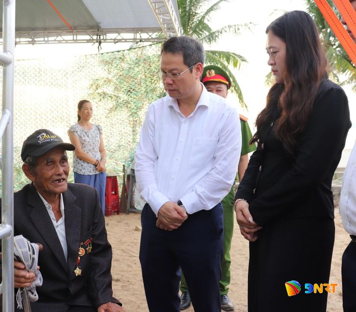 Chủ tịch UBND thành phố Nguyễn Mạnh Hùng trò chuyện với cựu chiến binh tổ dân phố Phước Trường tại buổi lễ. Ảnh: KHÁNH NGÂN