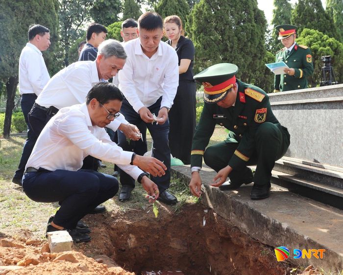 Các đại biểu rải hoa xuống các phần mộ liệt sĩ. Ảnh: KHÁNH NGÂN