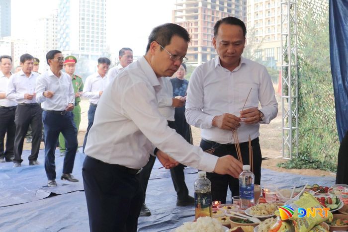 Chủ tịch UBND thành phố Nguyễn Mạnh Hùng (bên trái), Chủ tịch Ủy ban MTTQ Việt Nam thành phố Nguyễn Đình Vĩnh (bên phải) thắp hương tưởng niệm các liệt sĩ. Ảnh: KHÁNH NGÂN