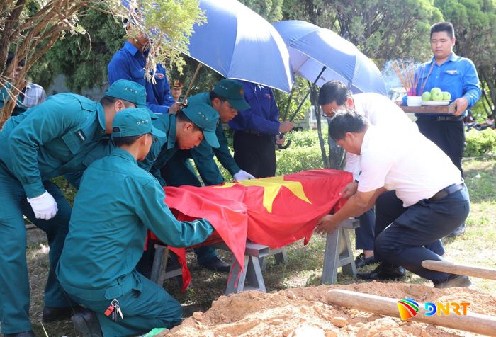 Đội công tác thực hiện nghi thức thu Quốc kỳ. Ảnh: KHÁNH NGÂN