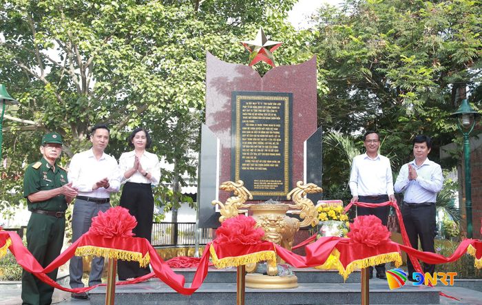 Các đại biểu thực hiện nghi thức khánh thành Bia chiến tích Trung đoàn 96. Ảnh: ĐẮC MẠNH