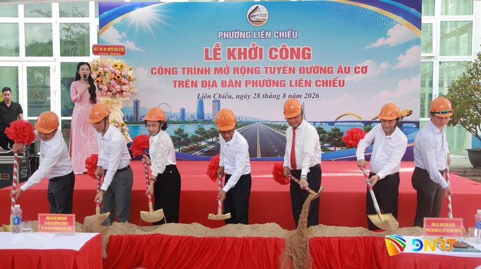 Các đại biểu thực hiện nghi thức khởi công dự án mở rộng tuyến đường Âu Cơ. Ảnh: ĐẮC MẠNH