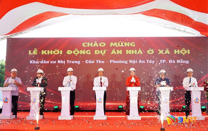 Các đồng chí lãnh đạo thành phố và đại biểu thực hiện nghi thức khởi động dự án. Ảnh: TÂM ĐAN
