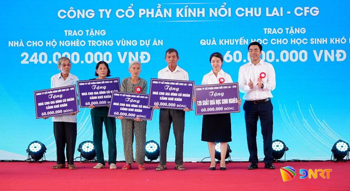 Chủ đầu tư trao tượng trưng 4 căn nhà cho hộ khó khăn và 120 suất quà khuyến học cho học sinh trên địa bàn xã Tam Anh. Ảnh: HỒ QUÂN
