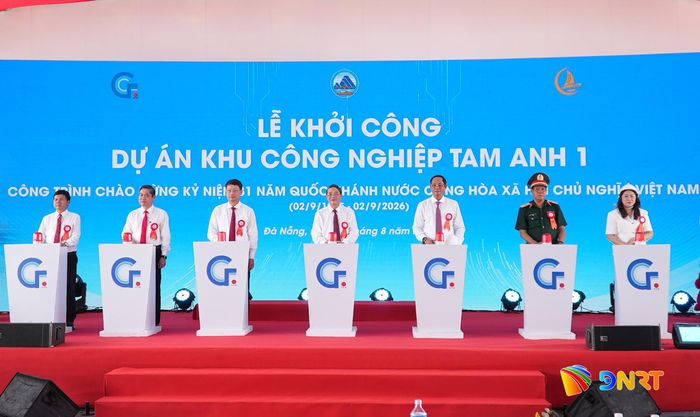 Các đại biểu thực hiện nghi thức khởi công dự án. Ảnh: HỒ QUÂN