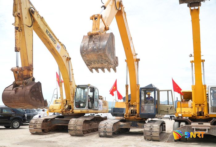 Chủ đầu tư huy động máy móc, sẵn sàng triển khai dự án. Ảnh: HỒ QUÂN