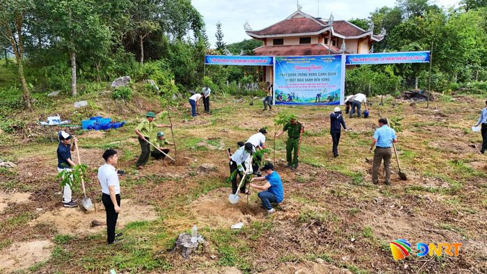 Các đại biểu tham gia trồng cây trong khuôn viên di tích. Ảnh: QUỐC THÀNH