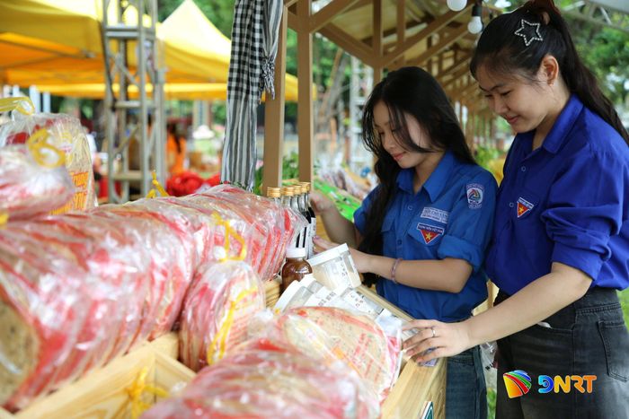 Các sản phẩm đặc trưng, OCOP, làng nghề... thu hút thanh thiếu niên địa phương tìm mua. Ảnh: ĐĂNG NGUYÊN