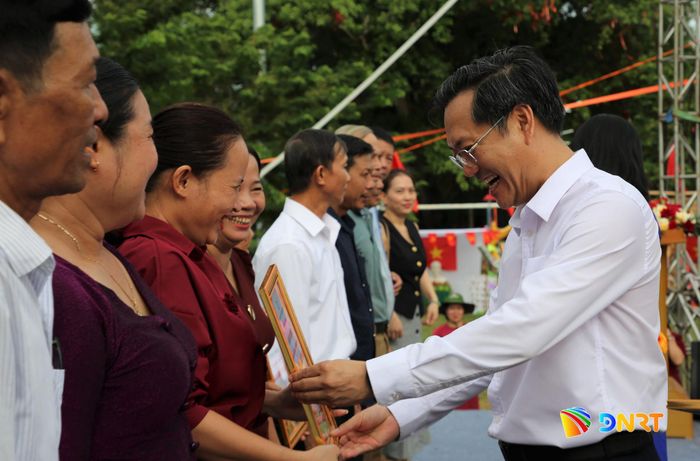 Chủ tịch UBND phường Hương Trà Trần Trung Hậu trao chứng nhận cho các hộ kinh doanh tham gia chợ phiên. Ảnh: ĐĂNG NGUYÊN