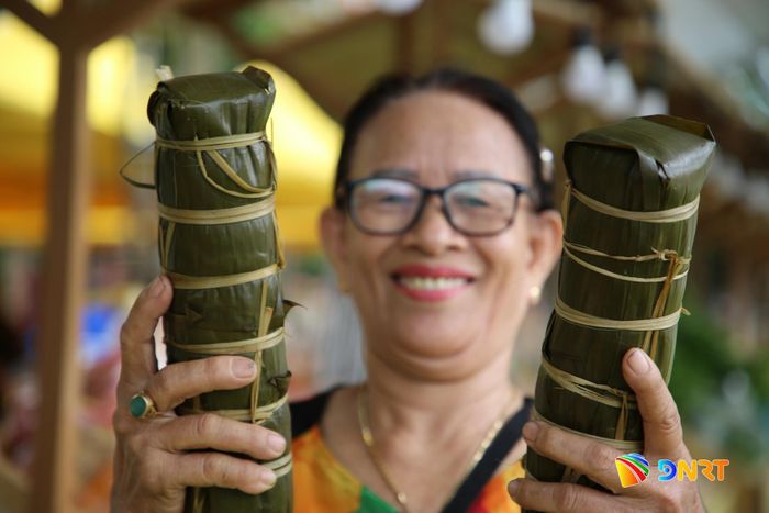 Một hộ kinh doanh giới thiệu đòn bánh tét bày bán tại phiên chợ. Ảnh: ĐĂNG NGUYÊN
