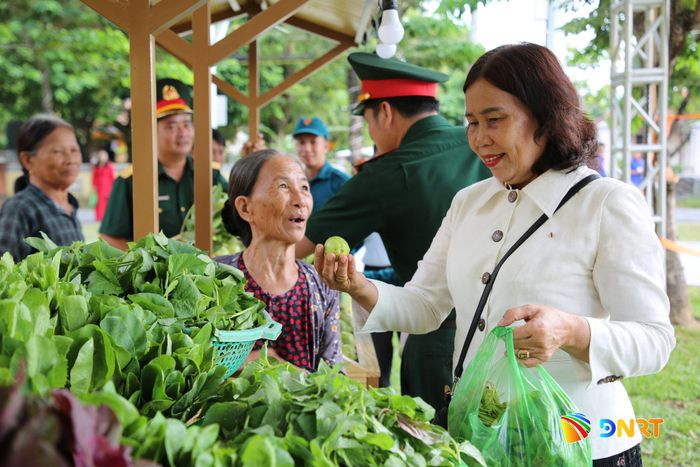 Người dân tìm mua các mặt hàng nông sản tại không gian phiên chợ. Ảnh: ĐĂNG NGUYÊN