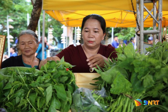 Rất nhiều mặt hàng nông sản sạch được người dân bày bán tại phiên chợ. Ảnh: ĐĂNG NGUYÊN