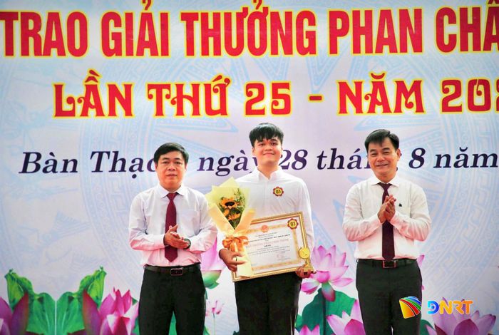 Trao Giải thưởng Phan Châu Trinh cho em Phạm Gia Hùng Khoa đoạt giải Ba tại Olympic Mật mã quốc tế NSUCRYPTO 2025. Ảnh: ALĂNG NGƯỚC