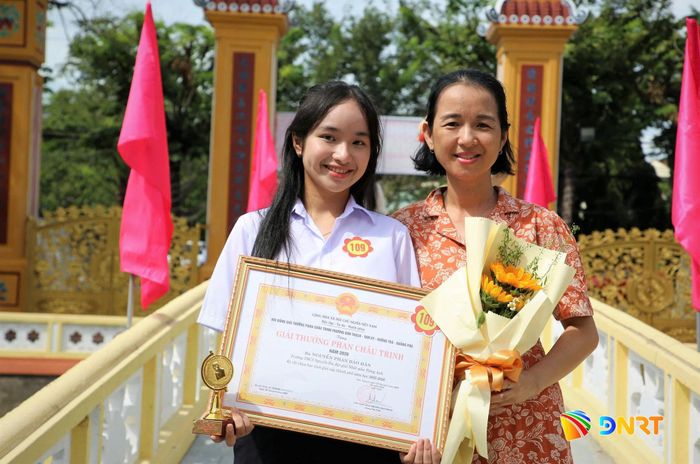Một người mẹ chia vui cùng thành tích của con. Ảnh: ALĂNG NGƯỚC