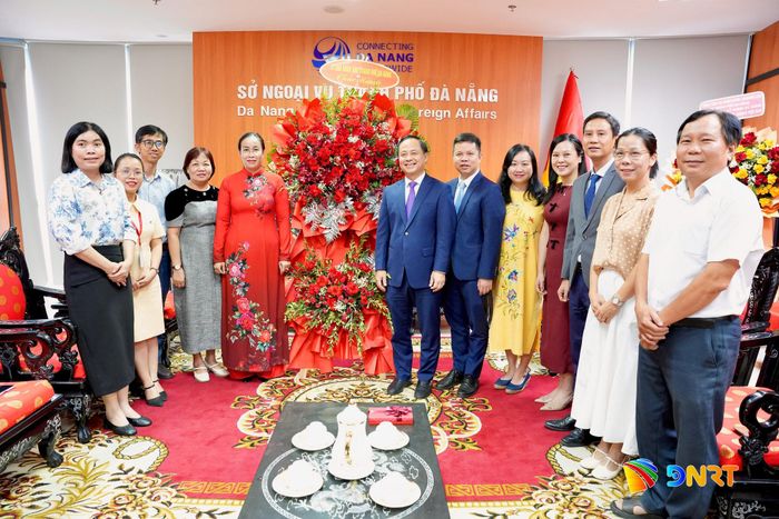 Phó Chủ tịch UBND thành phố Nguyễn Thị Anh Thi chụp hình lưu niệm cùng lãnh đạo, cán bộ công chức, viên chức Sở Ngoại vụ. Ảnh: T.CÔNG