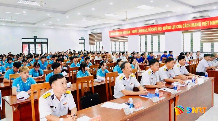 Quang cảnh chương trình giáo dục biển, đảo quê hương. Ảnh: T.HƯƠNG - P.HUY