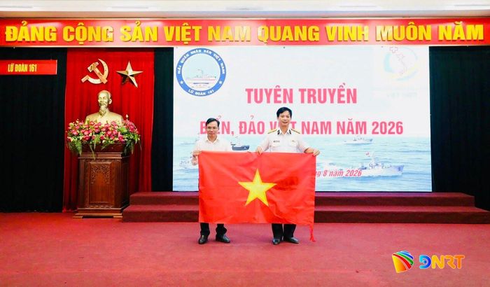 Trao tặng cờ Tổ quốc. Ảnh: T.HƯƠNG - P.HUY