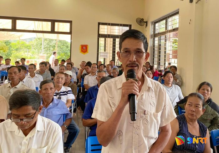 Người dân nêu ý kiến tại buổi đối thoại. Ảnh: KHÁNH LINH