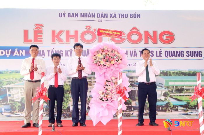 Phó Chủ tịch Thường trực HĐND thành phố Trần Phước Sơn tặng hoa chúc mừng. Ảnh: TRỌNG HUY