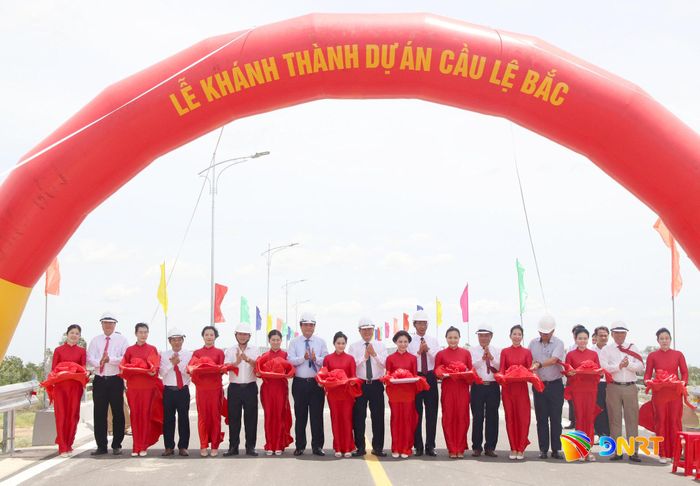 Phó Chủ tịch Thường trực HĐND thành phố Trần Phước Sơn và các đại biểu cắt băng khánh thành cầu Lệ Bắc. Ảnh: TRỌNG HUY