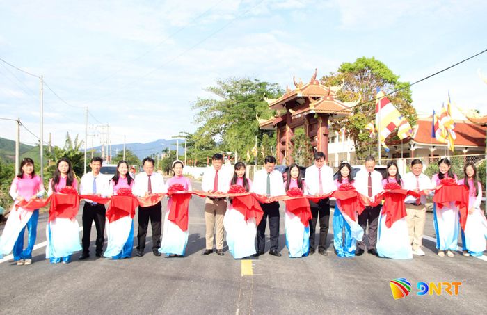 Các đại biểu cắt băng khánh thành dự án tuyến đường ĐH10.DX. Ảnh: TRỌNG HUY