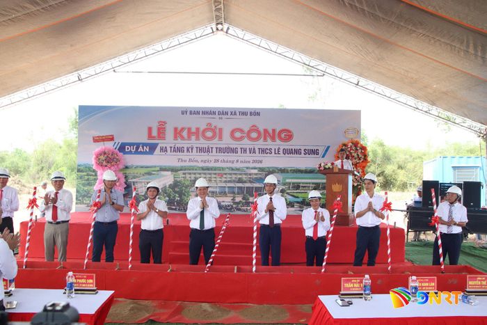 Phó Chủ tịch Thường trực HĐND thành phố Trần Phước Sơn dự lễ khởi công dự án Hạ tầng kỹ thuật Trường Tiểu học và THCS Lê Quang Sung xã Thu Bồn. Ảnh: TRỌNG HUY