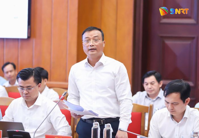 Bí thư Đảng ủy, Giám đốc Sở Nông nghiệp và Môi trường Phạm Nam Sơn báo cáo tại buổi làm việc. Ảnh: NGỌC PHÚ