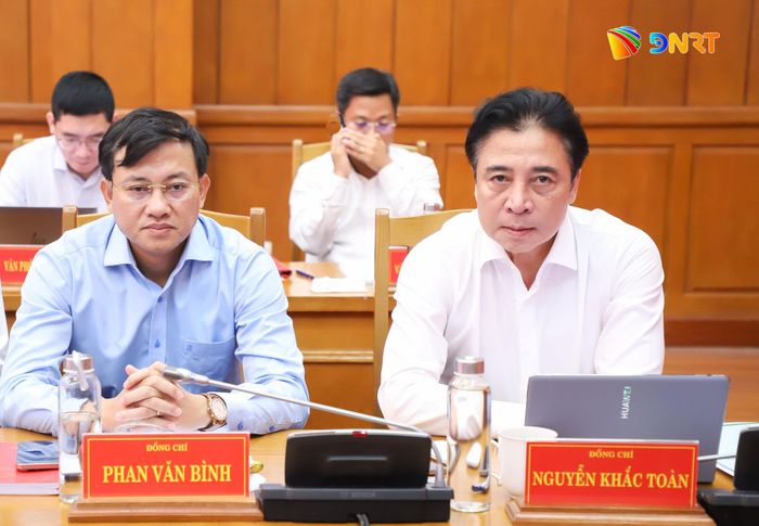Phó Bí thư Thường trực Thành ủy Nguyễn Khắc Toàn (bên phải) cùng các đại biểu dự buổi làm việc. Ảnh: NGỌC PHÚ