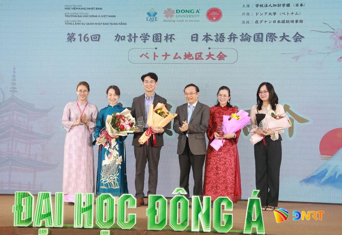 Lãnh đạo Đại học Đông Á tặng hoa cho Ban giám khảo vòng thi chung kết khu vực Việt Nam. Ảnh: ĐẮC MẠNH