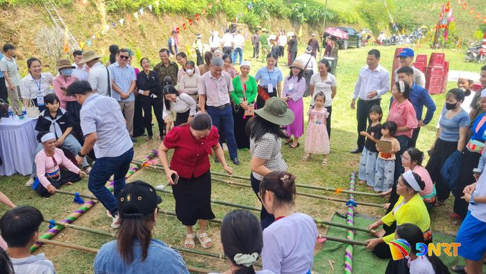 Du khách thích thú tham gia trò chơi nhảy sạp cùng người dân làng Mường. Ảnh: D.LỆ