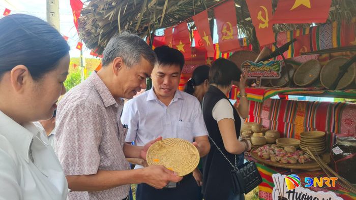 Người dân, du khách tham quan gian hàng sản phẩm đan lát tại ngày hội. Ảnh: D.LỆ