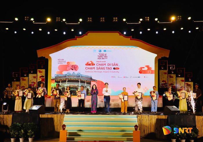 Lãnh đạo Sở Văn hóa, Thể thao và Du lịch và phường Hội An trao chứng nhận vinh danh các nghệ nhân, nghệ sĩ, đơn vị tham gia sự kiện. Ảnh: QUỐC TUẤN