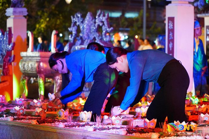 Tuổi trẻ phường Cẩm Lệ dâng hoa đăng tri ân các Anh hùng nghĩa sĩ. Ảnh: TÂM ĐAN
