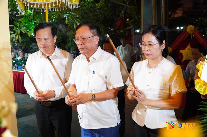 Các đại biểu dâng hương tưởng niệm các Anh hùng nghĩa sĩ. Ảnh: TÂM ĐAN