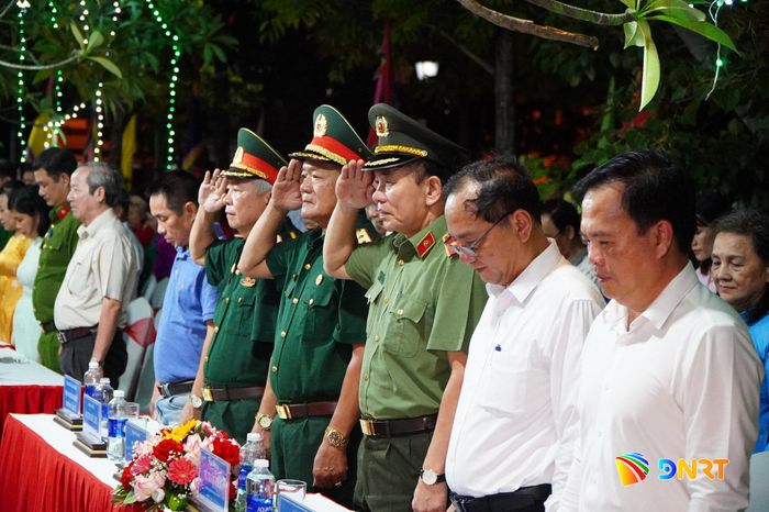Các đại biểu dành phút mặc niệm tưởng nhớ các Anh hùng nghĩa sĩ tại Nghĩa trủng Hòa Vang. Ảnh: TÂM ĐAN