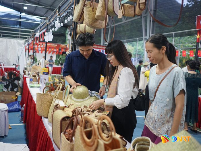 Các gian hàng quảng bá sản phẩm OCOP, sản phẩm đặc trưng... của nhiều đơn vị, địa phương hội tụ tại sự kiện. Ảnh: LÂM VIÊN