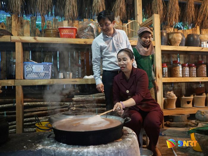 Phó Chủ tịch UBND thành phố Nguyễn Thị Anh Thi trải nghiệm các hoạt động truyền thống tại sự kiện. Ảnh: LÂM VIÊN