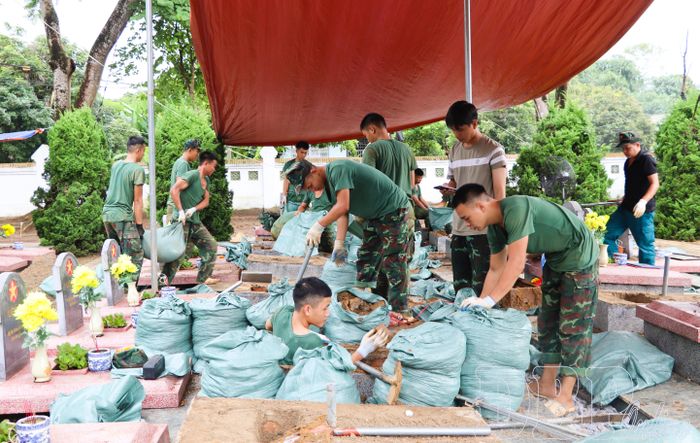 Chiến sĩ Bộ Chỉ huy Quân sự tỉnh quyết tâm đẩy nhanh tiến độ thực hiện nhiệm vụ.