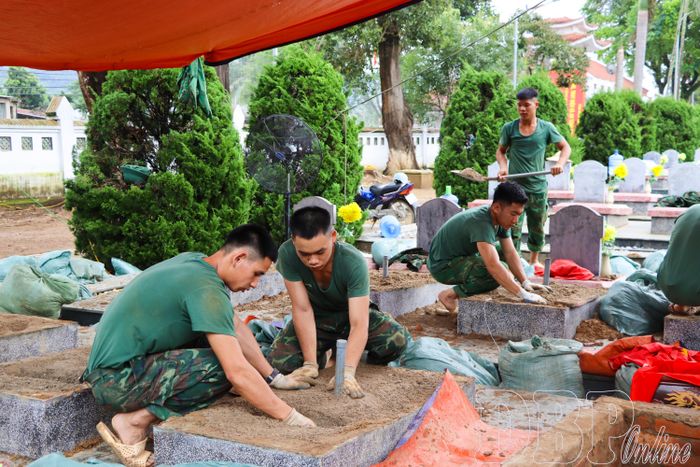 Chiến sĩ hoàn nguyên các phần mộ sau khi khai quật, lấy mẫu.