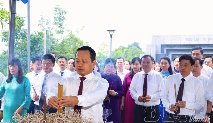 Đồng chí Trần Tiến Dũng, Ủy viên Ban Chấp hành Trung ương Đảng, Bí thư Tỉnh ủy, Trưởng đoàn Đại biểu Quốc hội tỉnh dâng hương tại Đền thờ Liệt sĩ tại Chiến trường Điện Biên Phủ.