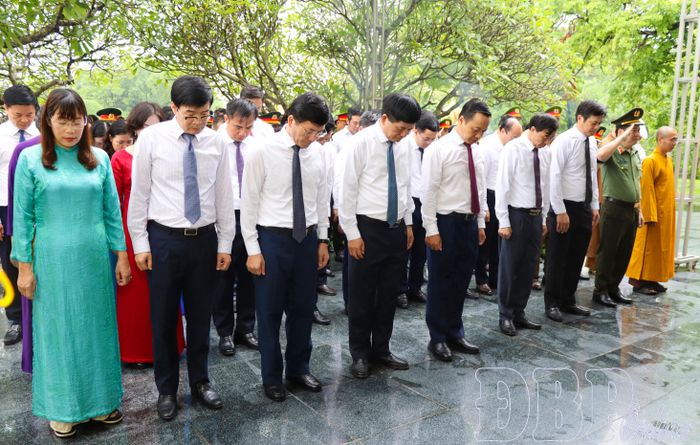 Đoàn đại biểu dành phút mặc niệm tưởng nhớ các anh hùng, liệt sĩ tại Nghĩa trang Liệt sĩ quốc gia A1.